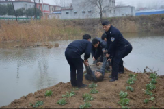 两人打架落入水中，民警及时相救